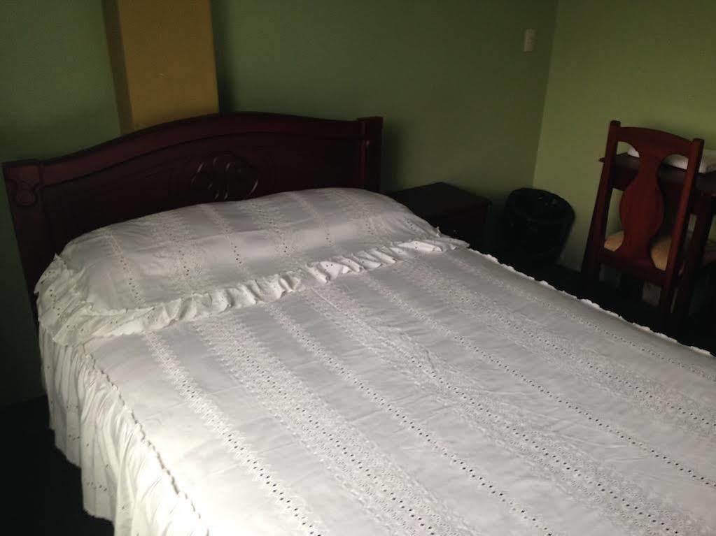 Hostal Los Lirios Loja Luaran gambar