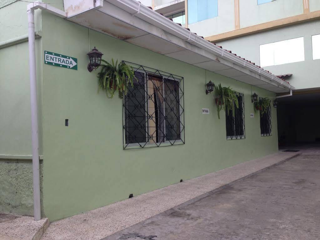 Hostal Los Lirios Loja Luaran gambar
