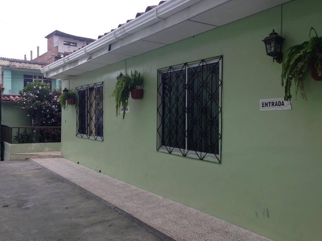 Hostal Los Lirios Loja Luaran gambar